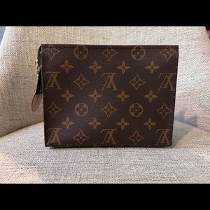 Louis Vuitton Toiletry 19